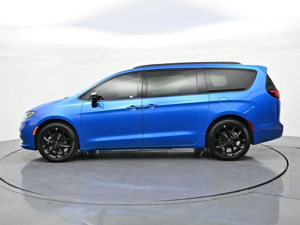 Chrysler Pacifica Vehicle Full-screen Gallery Image 9