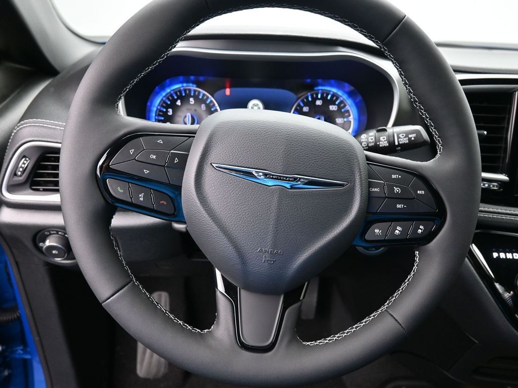 Chrysler Pacifica Vehicle Full-screen Gallery Image 10