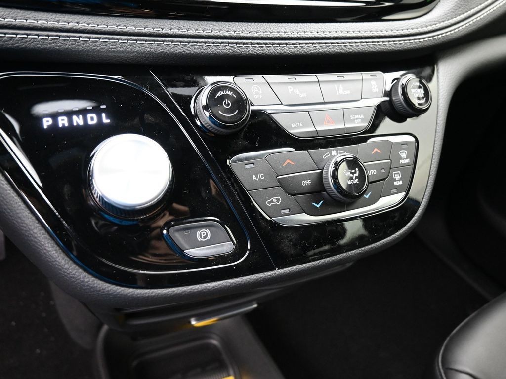 Chrysler Pacifica Vehicle Full-screen Gallery Image 11