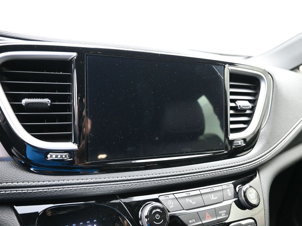 Chrysler Pacifica Vehicle Full-screen Gallery Image 12