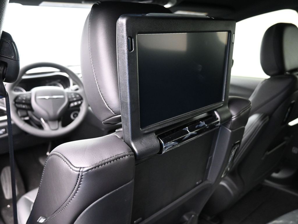 Chrysler Pacifica Vehicle Full-screen Gallery Image 13