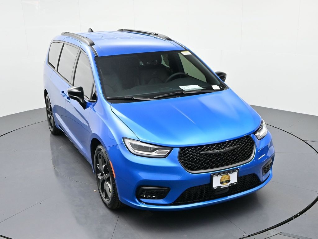 Chrysler Pacifica Vehicle Full-screen Gallery Image 16