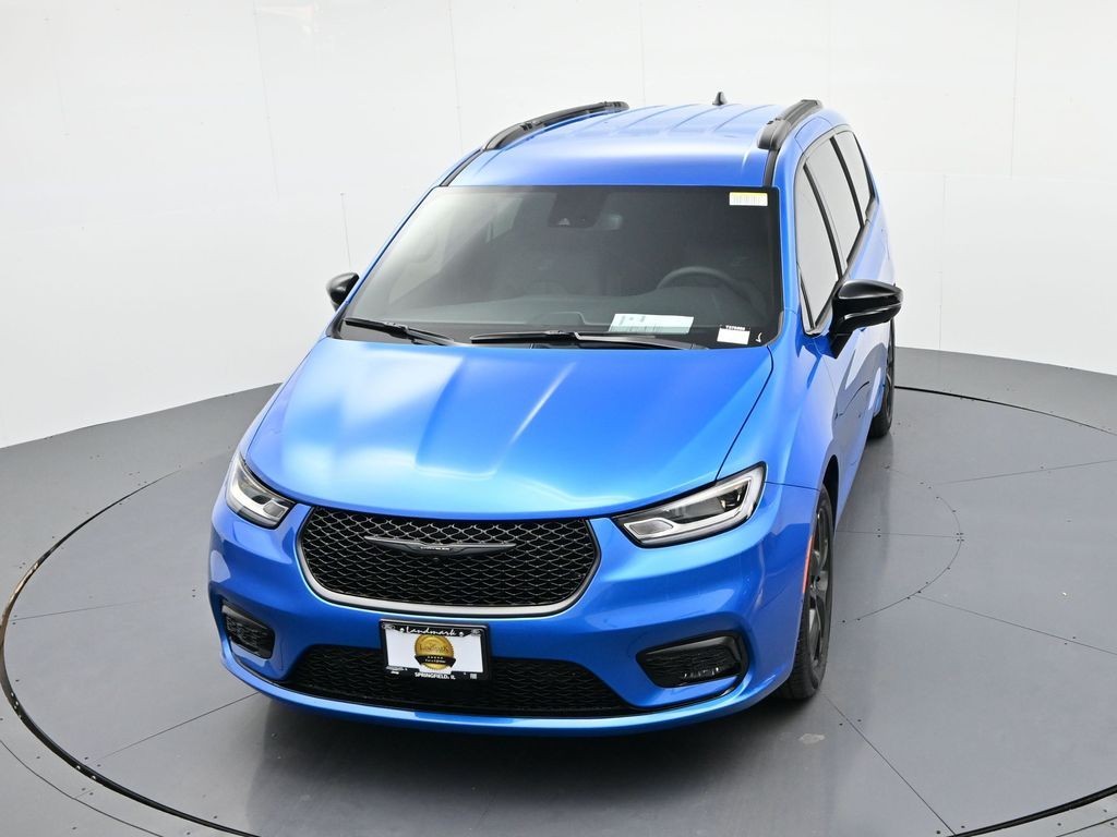 Chrysler Pacifica Vehicle Full-screen Gallery Image 17