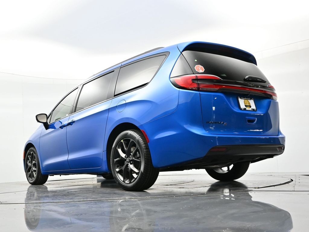 Chrysler Pacifica Vehicle Full-screen Gallery Image 20