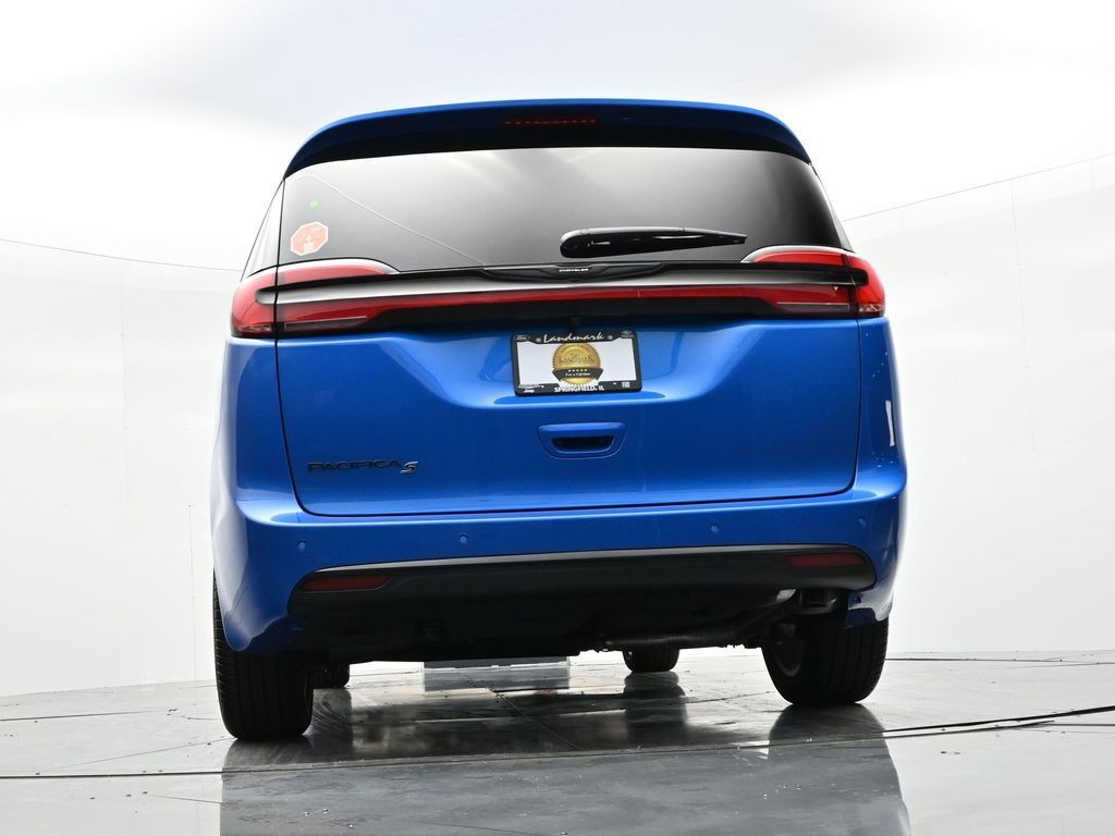 Chrysler Pacifica Vehicle Full-screen Gallery Image 21
