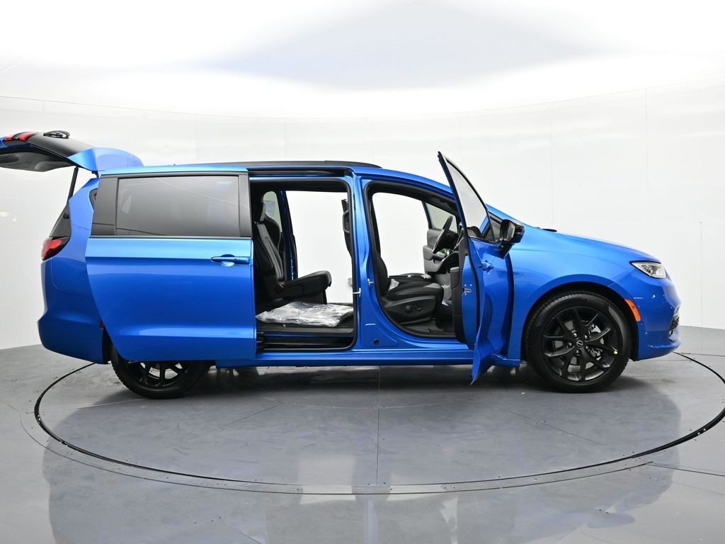 Chrysler Pacifica Vehicle Full-screen Gallery Image 24