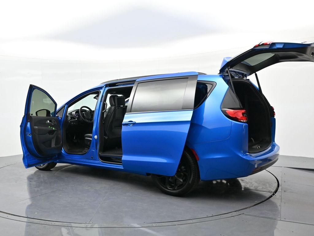 Chrysler Pacifica Vehicle Full-screen Gallery Image 25