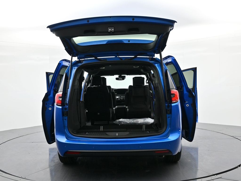 Chrysler Pacifica Vehicle Full-screen Gallery Image 27