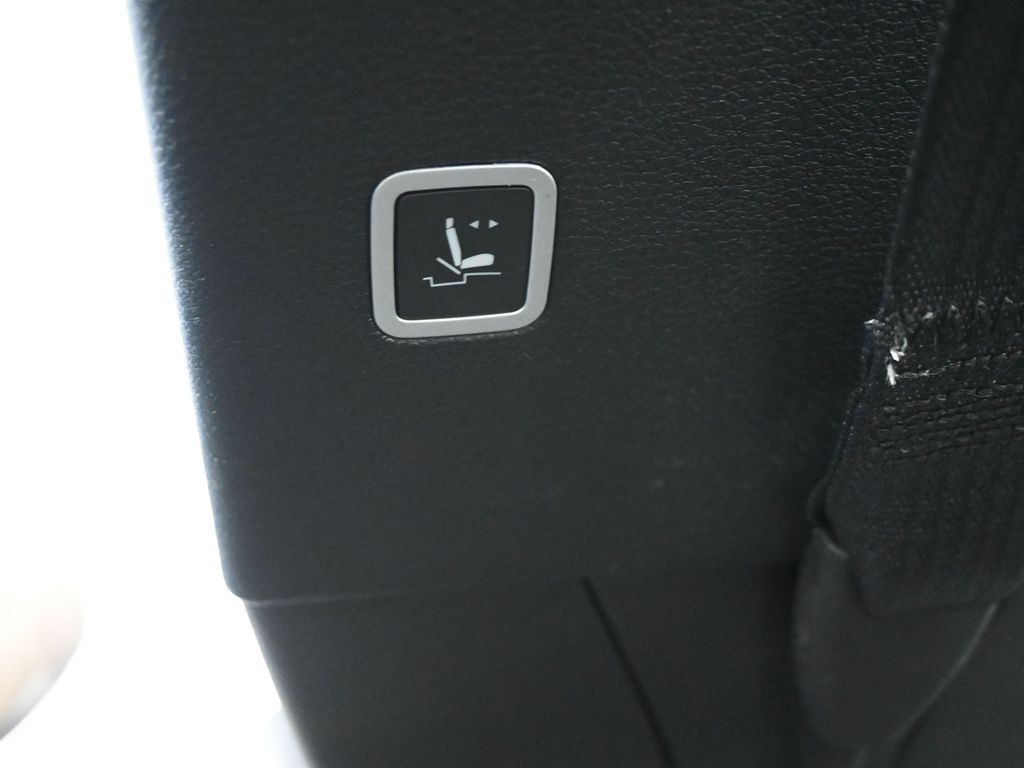 Chrysler Pacifica Vehicle Full-screen Gallery Image 29