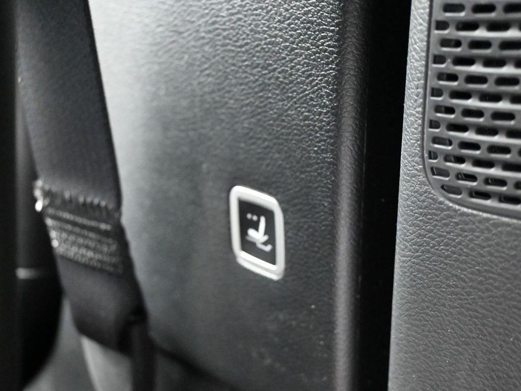 Chrysler Pacifica Vehicle Full-screen Gallery Image 30