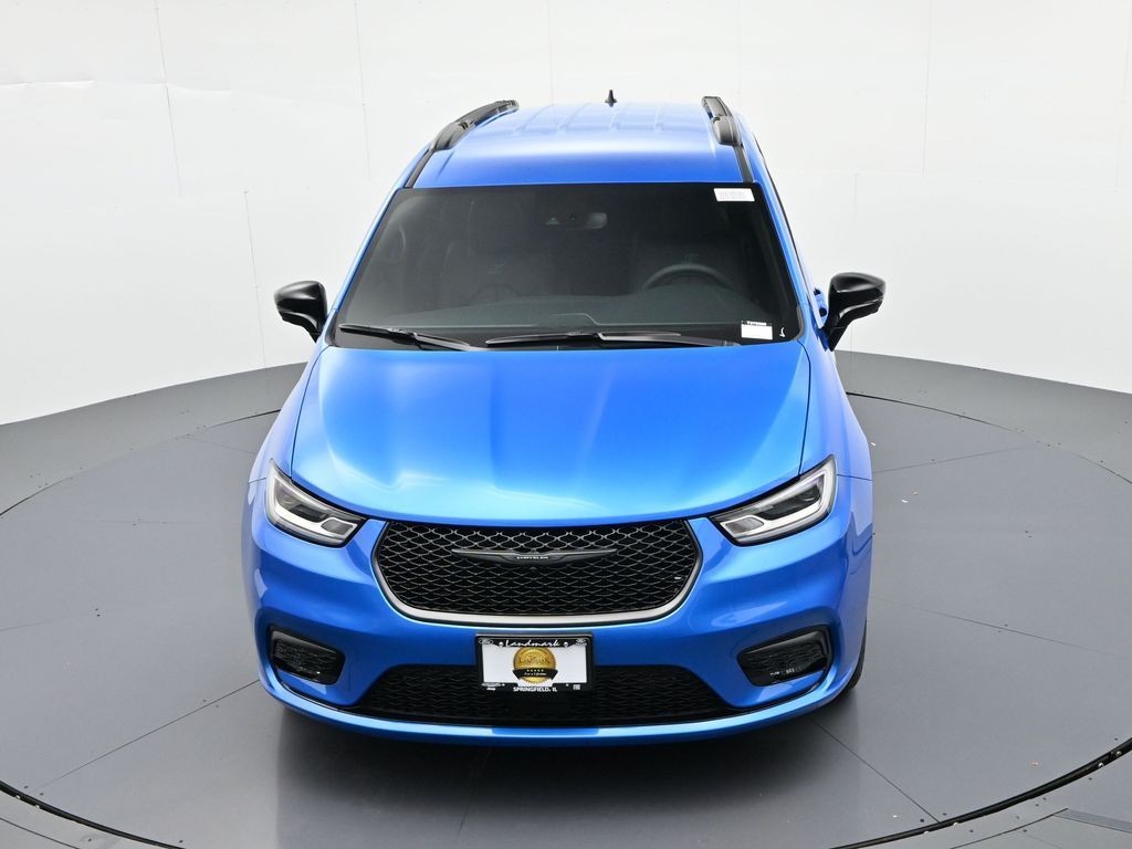 Chrysler Pacifica Vehicle Full-screen Gallery Image 32