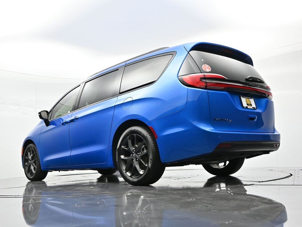 Chrysler Pacifica Vehicle Full-screen Gallery Image 35