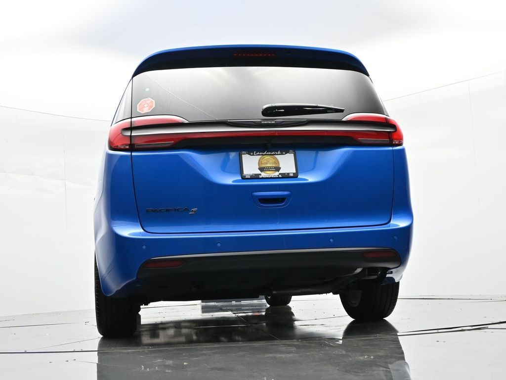 Chrysler Pacifica Vehicle Full-screen Gallery Image 36