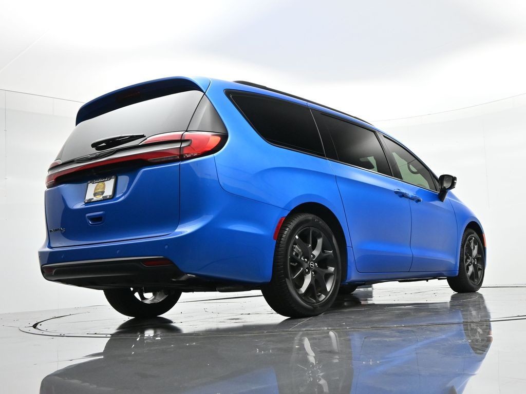 Chrysler Pacifica Vehicle Full-screen Gallery Image 37