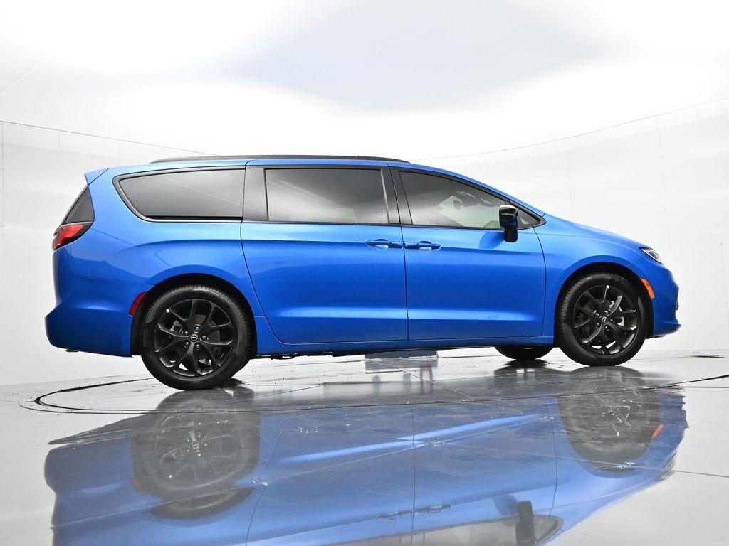 Chrysler Pacifica Vehicle Full-screen Gallery Image 38