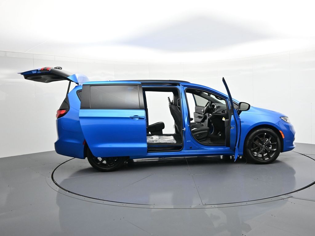 Chrysler Pacifica Vehicle Full-screen Gallery Image 39