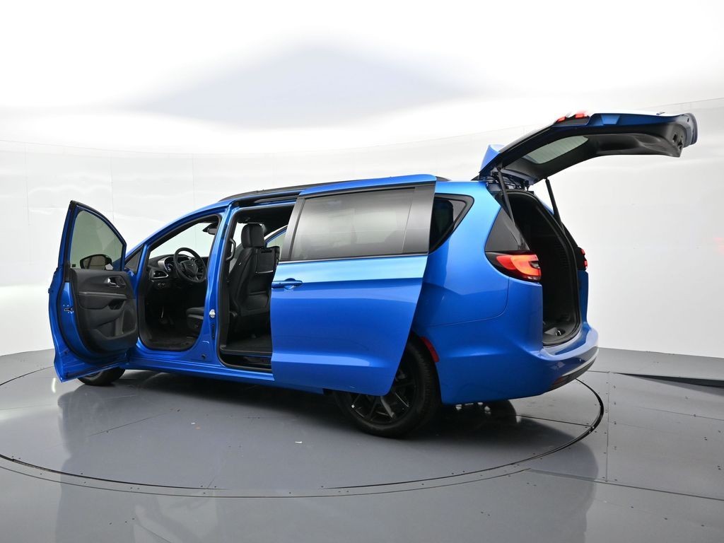 Chrysler Pacifica Vehicle Full-screen Gallery Image 40