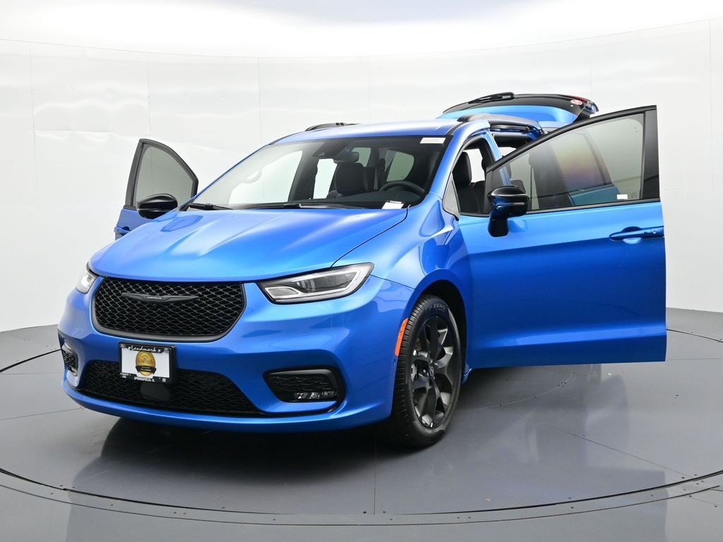 Chrysler Pacifica Vehicle Full-screen Gallery Image 41