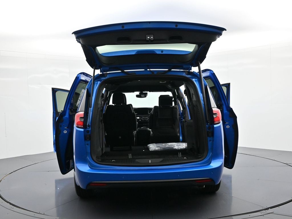 Chrysler Pacifica Vehicle Full-screen Gallery Image 42