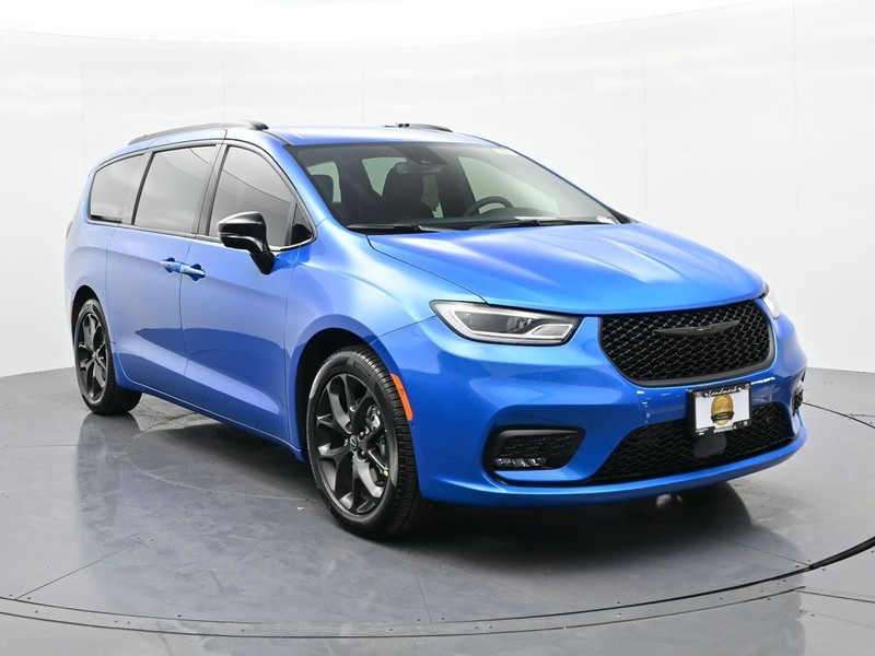 Chrysler Pacifica Vehicle Full-screen Gallery Image 3