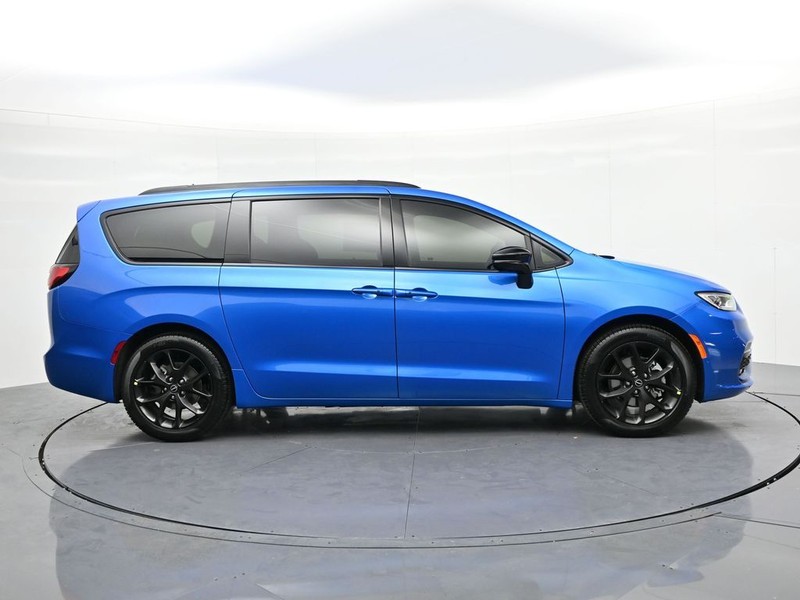 Chrysler Pacifica Vehicle Full-screen Gallery Image 4