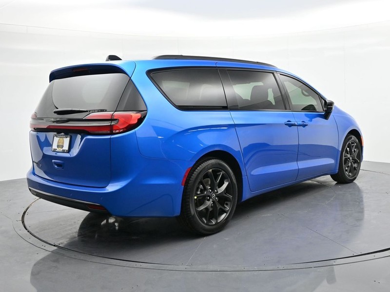 Chrysler Pacifica Vehicle Full-screen Gallery Image 5