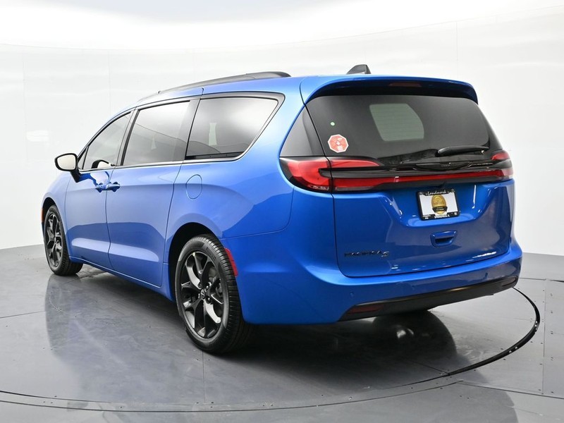 Chrysler Pacifica Vehicle Full-screen Gallery Image 7