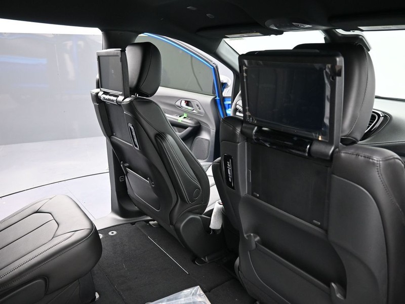 Chrysler Pacifica Vehicle Full-screen Gallery Image 14
