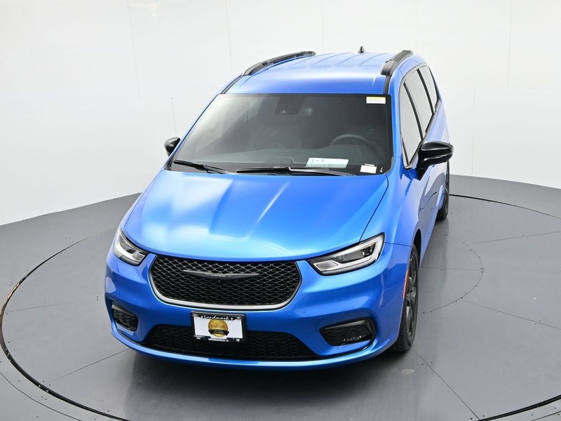 Chrysler Pacifica Vehicle Full-screen Gallery Image 16