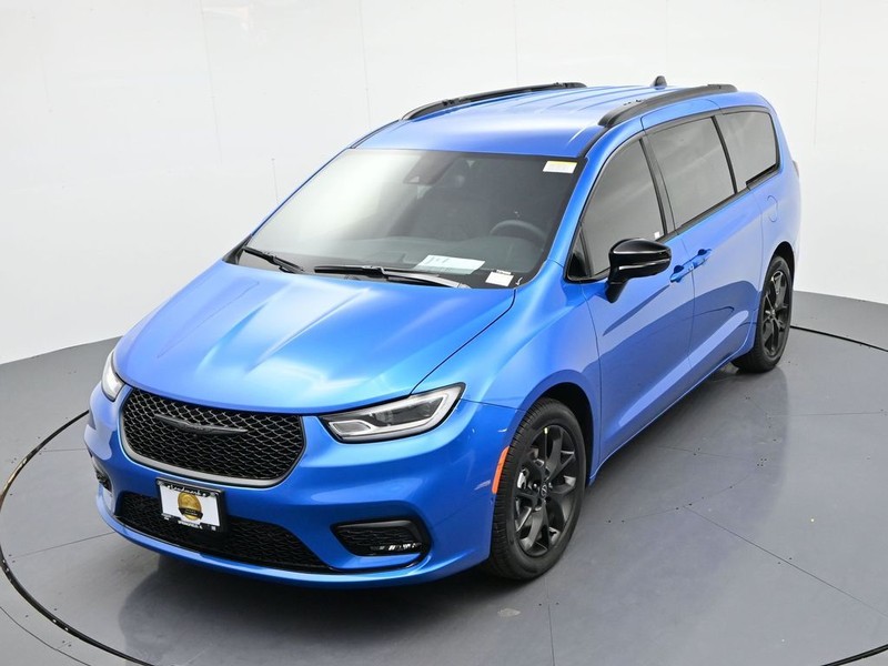 Chrysler Pacifica Vehicle Full-screen Gallery Image 17