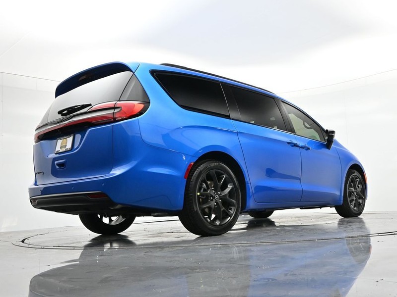 Chrysler Pacifica Vehicle Full-screen Gallery Image 21