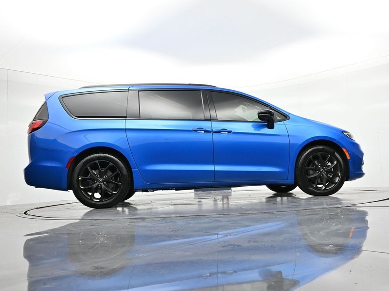 Chrysler Pacifica Vehicle Full-screen Gallery Image 22