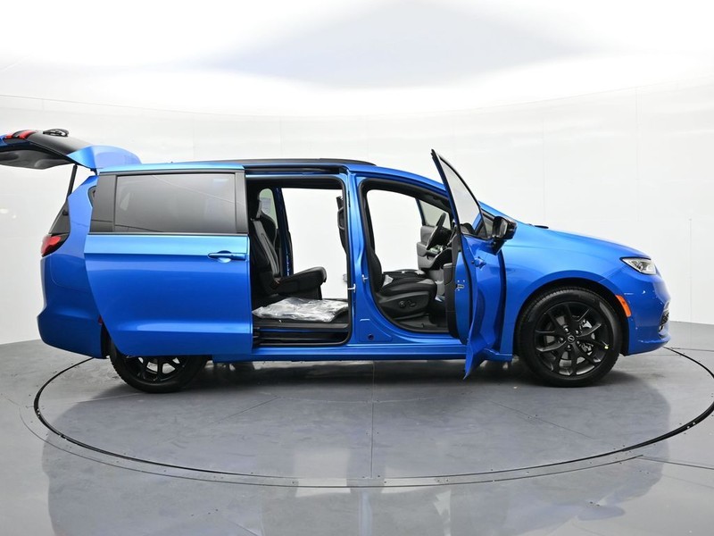 Chrysler Pacifica Vehicle Full-screen Gallery Image 23