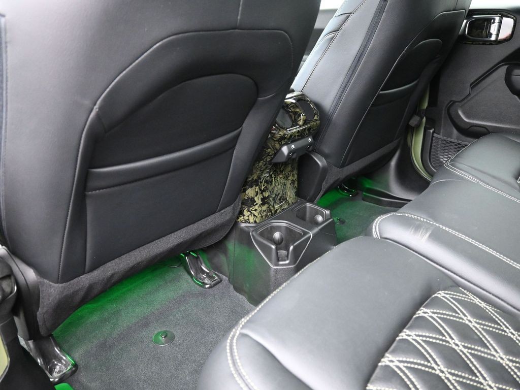 Jeep Wrangler Vehicle Full-screen Gallery Image 10