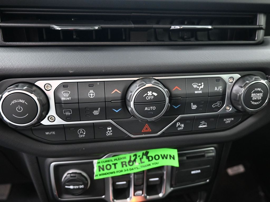 Jeep Wrangler Vehicle Full-screen Gallery Image 14