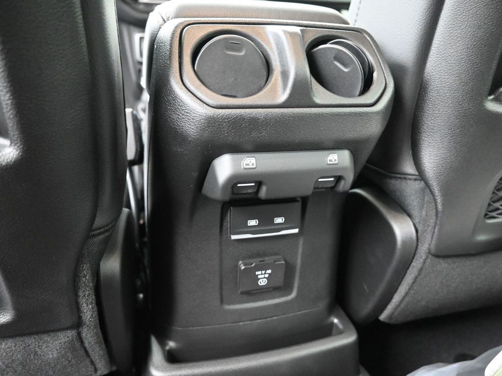 Jeep Wrangler Vehicle Full-screen Gallery Image 10