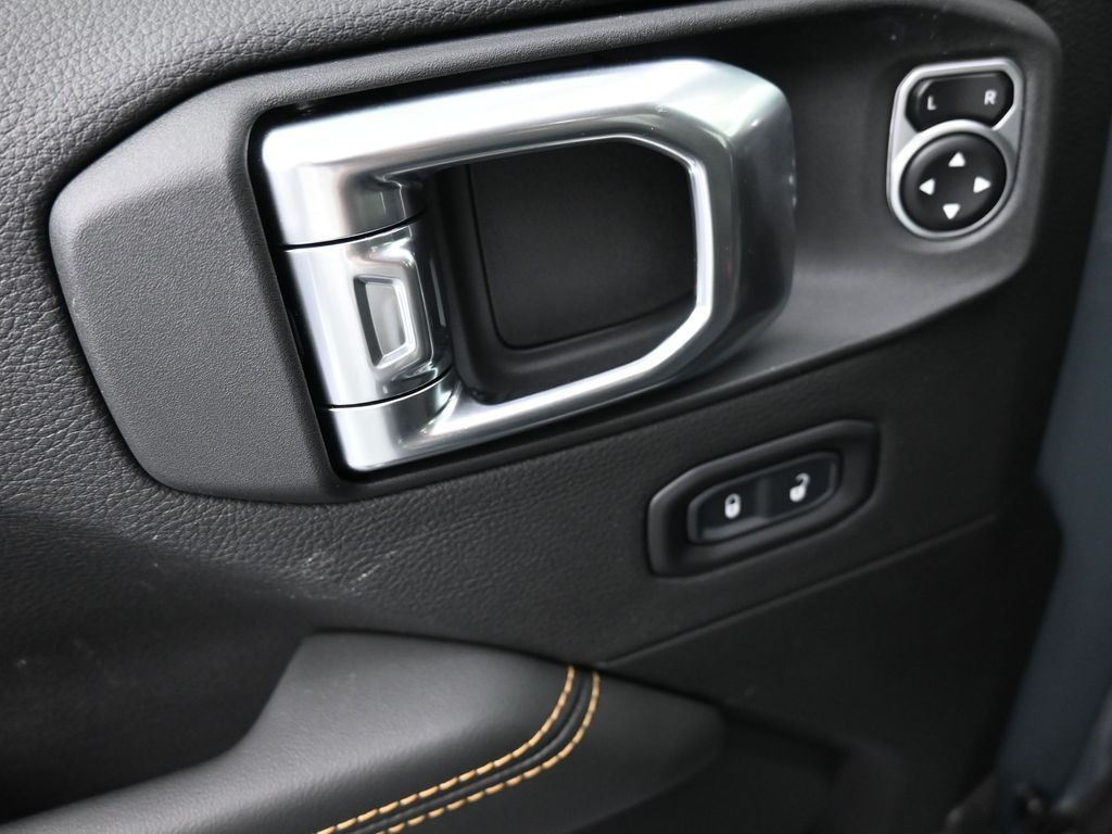 Jeep Wrangler Vehicle Full-screen Gallery Image 11