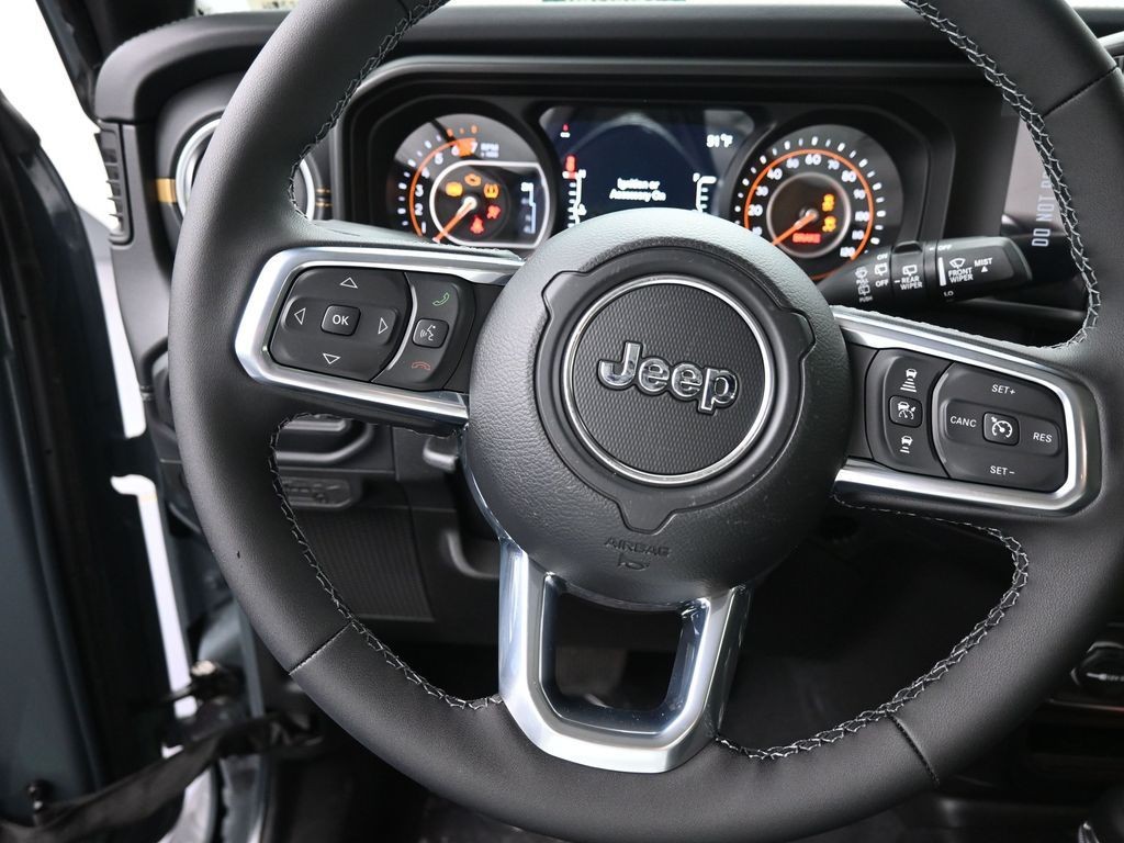 Jeep Wrangler Vehicle Full-screen Gallery Image 12