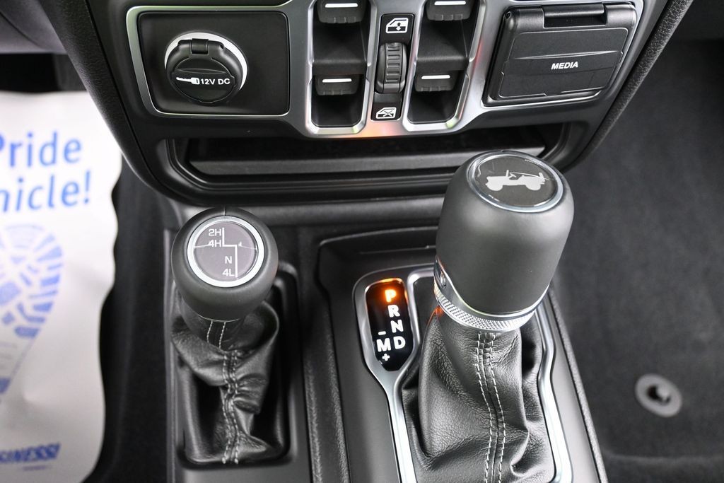 Jeep Wrangler Vehicle Full-screen Gallery Image 12
