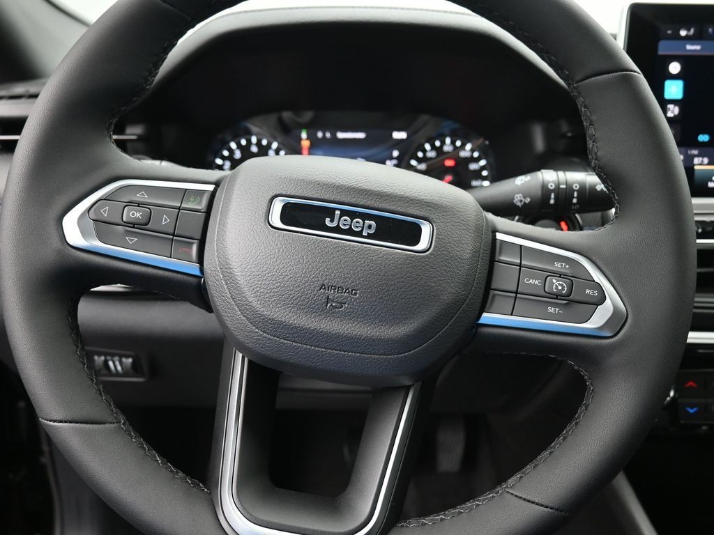 Jeep Compass Vehicle Full-screen Gallery Image 11