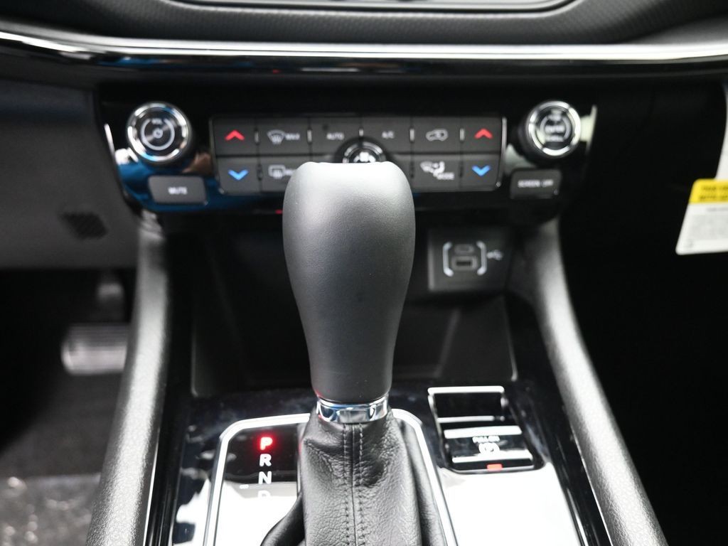 Jeep Compass Vehicle Full-screen Gallery Image 13