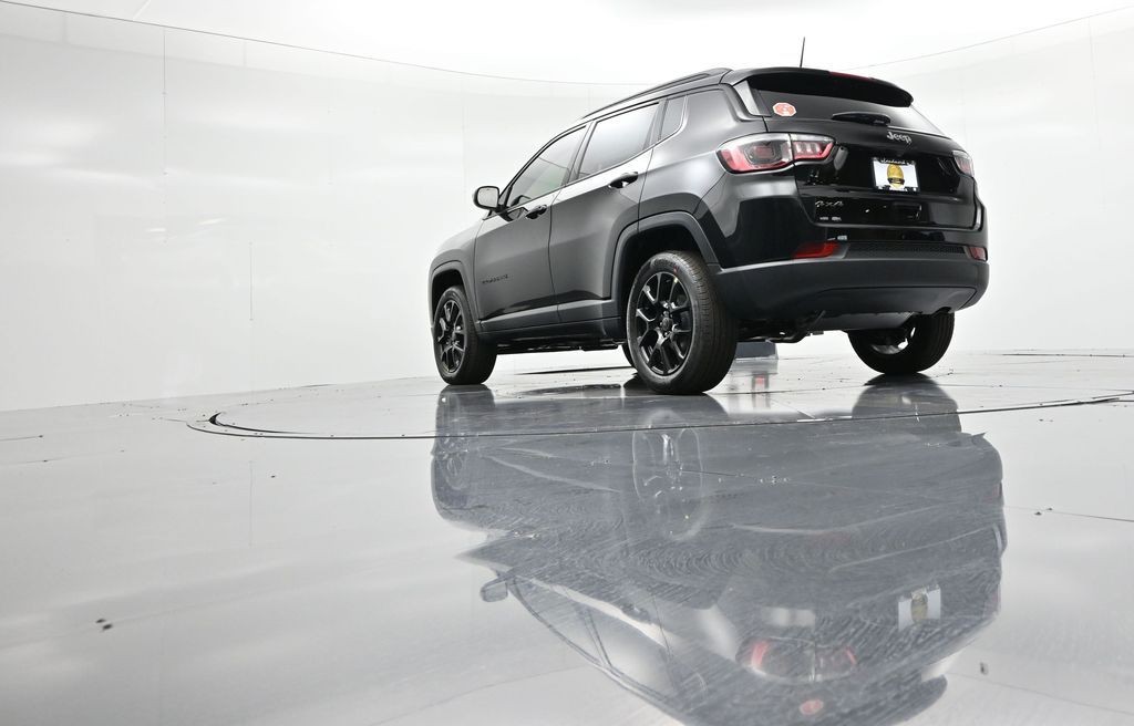 Jeep Compass Vehicle Full-screen Gallery Image 21