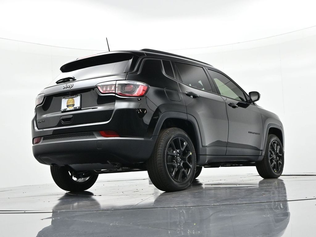 Jeep Compass Vehicle Full-screen Gallery Image 23