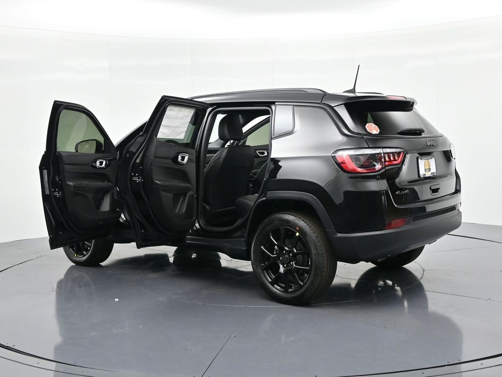 Jeep Compass Vehicle Full-screen Gallery Image 26