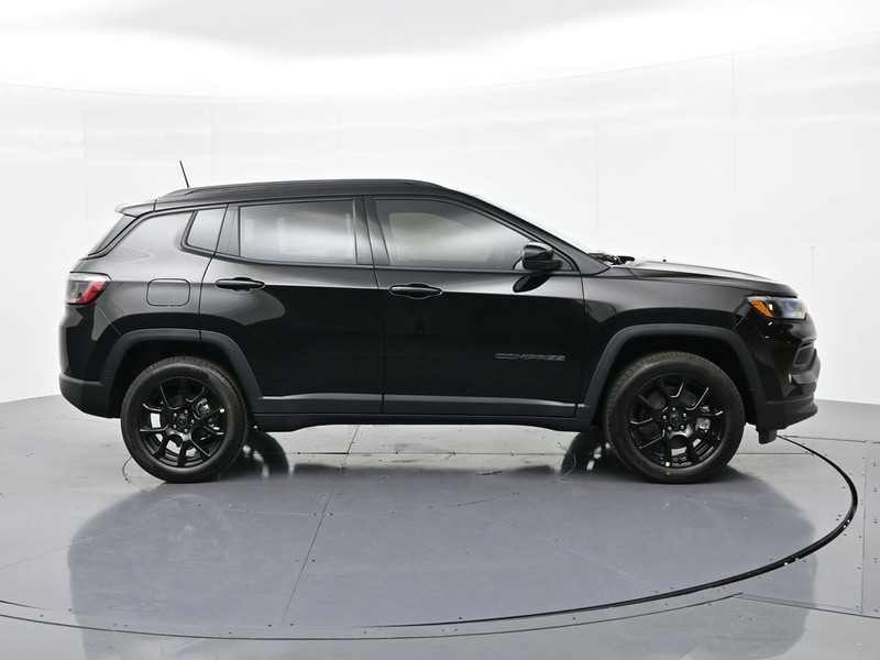 Jeep Compass Vehicle Full-screen Gallery Image 5