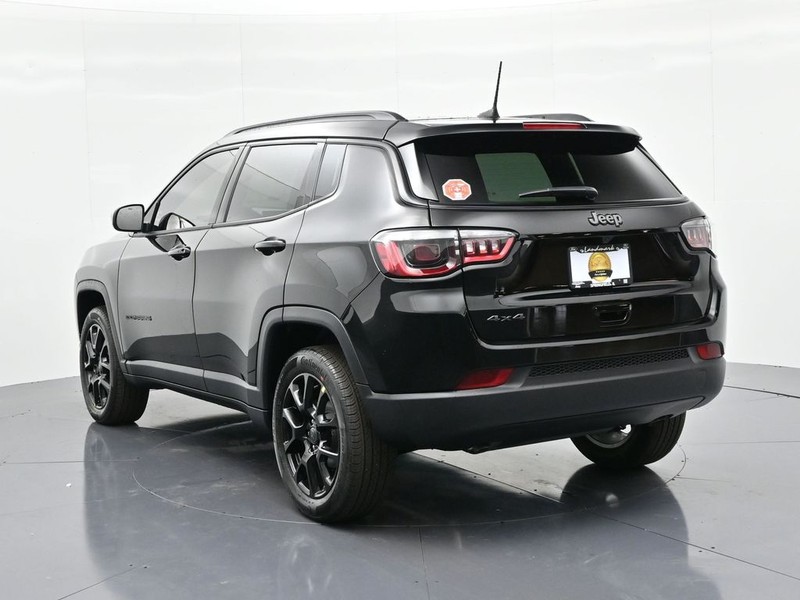 Jeep Compass Vehicle Full-screen Gallery Image 8