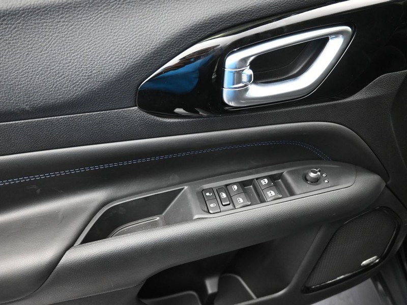 Jeep Compass Vehicle Full-screen Gallery Image 10