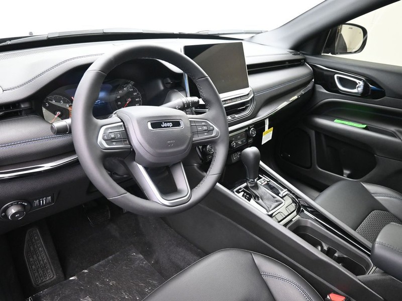 Jeep Compass Vehicle Full-screen Gallery Image 16