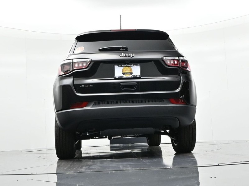 Jeep Compass Vehicle Full-screen Gallery Image 22