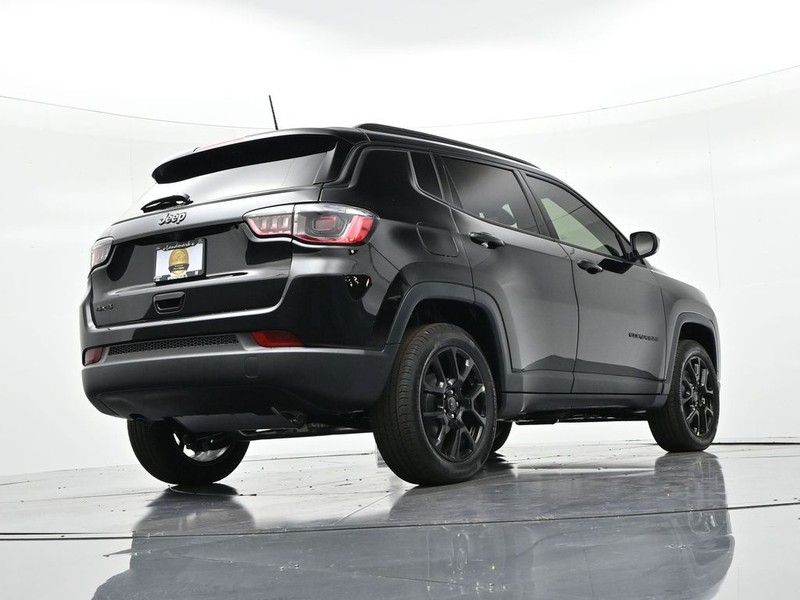 Jeep Compass Vehicle Full-screen Gallery Image 23